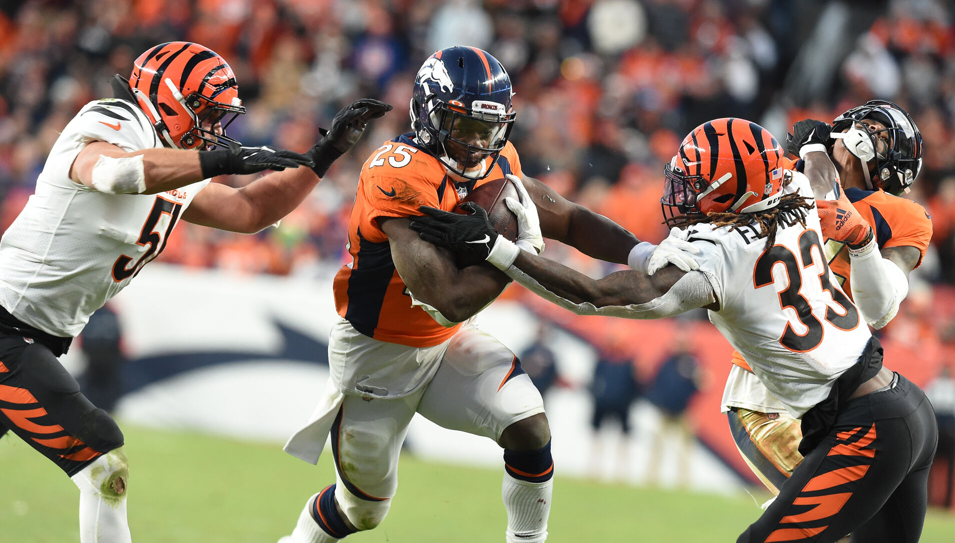 121921-s-dg-bengalsbroncos2447 .jpg